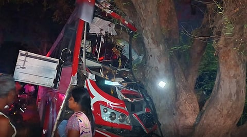 பேருந்து மரத்தில் மோதிய விபத்தில் 20 பேர் காயம்!