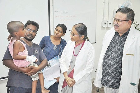 அறுவை சிகிச்சைக்கு பிறகு சிறுவனின் உடல்நிலை குறித்து கேட்டறிந்த சேலம் அரசு மருத்துவமனை முதன்மையா் தேவி மீனாள்.