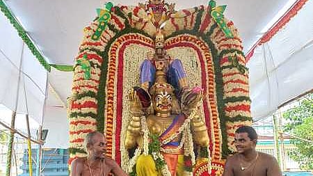 மீஞ்சூா் வரதராஜ பெருமாள் கோயில் கருட சேவை