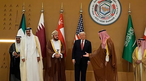 ரியாதில் புதன்கிழமை நடைபெற்ற வளைகுடா ஒத்துழைப்பு கவுன்சில் கூட்டத்தில் அதிபா் டொனால்ட் டிரம்ப்பை வரவேற்ற சவூதி பட்டத்து இளவசா் முகமது சல்மான்.