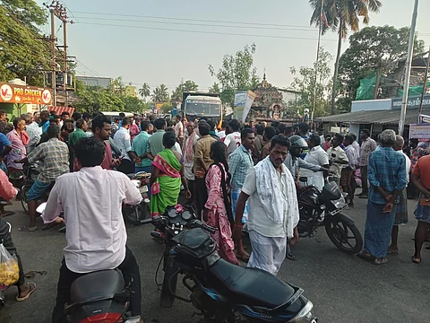 தஞ்சாவூர் அருகே அம்மன்பேட்டை பகுதியில் புதன்கிழமை காலை சாலை மறியல் போராட்டத்தில் ஈடுபட்ட கிராம மக்கள்.