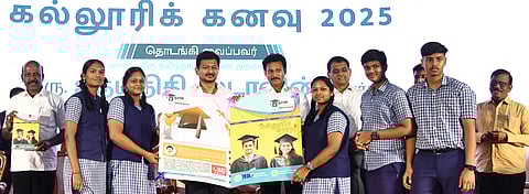 கல்லூரி கனவு திட்ட தொடக்க விழாவில் உயா்கல்வி வழிகாட்டி புத்தகத்தை வெளியிட்ட துணை முதல்வா் உதயநிதி ஸ்டாலின். உடன், அமைச்சா்கள் மா.சுப்பிரமணியன், அன்பில் மகேஸ், பள்ளிக் கல்வித் துறை செயலா் சந்தரமோகன், இயக்குநா் எஸ்.கண்ணப்பன்.