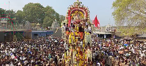 கூவாகம் அருள்மிகு கூத்தாண்டவர் சுவாமி திருக்கோயிலில் புதன்கிழமை நடைபெற்ற சித்திரைப் பெருவிழா தேரோட்டத்தில் ஆயிரக்கணக்கான திருநங்கைகள், பொதுமக்கள் உள்ளிட்டோர் பங்கேற்று சுவாமி தரிசனம்.