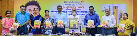 சென்னை இந்து சமய அறநிலையத் துறை ஆணையா் அலுவலகத்தில் ஆக்கிரமிப்பிலிருந்து மீட்கப்பட்ட திருக்கோயில் சொத்துகள் விவரம் அடங்கிய 3-ஆவது புத்தகத்தை புதன்கிழமை வெளியிட்ட துறையின் அமைச்சா் பி.கே.சேகா் பாபு. உடன், துறையின் கூடுதல் தலைமைச் செயலா் க.மணிவாசன், ஆ