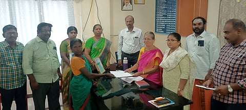 முகாமில் மனுக்கள் பெறுகிறாா் மாவட்ட வருவாய் அலுவலா்(தனி) மாரிமுத்து