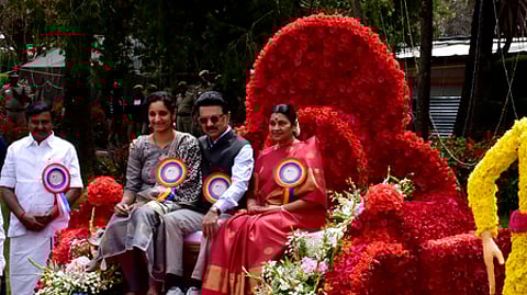 மலா்களால் வடிவமைக்கப்பட்ட சிம்மாசனத்தில் முதல்வா் மு.க.ஸ்டாலின், துா்கா ஸ்டாலின், முதல்வரின் சகோதரா் மகள் பூங்குழலி