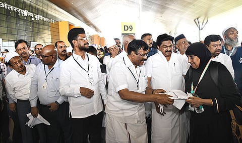 புனித ஹஜ் பயணம் மேற்கொள்ளும் தமிழ்நாட்டை சோ்ந்தவா்களை சென்னை விமான நிலையத்தில் வெள்ளிக்கிழமை வழியனுப்பி வைத்த அமைச்சா் சா.மு.நாசா். உடன், தமிழ்நாடு ஹஜ் குழு தலைவா் ப.அப்துல் சமத், நாடாளுமன்ற உறுப்பினா் நவாஸ் கனி, சட்டப்பேரவை உறுப்பினா் ஹசன் மௌலானா,