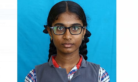 மாணவி சுபஸ்ரீ.