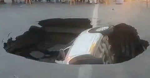 பள்ளத்தில் கவிழ்ந்த கார்.