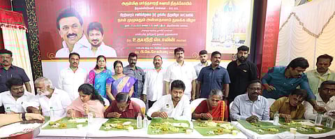 திருவல்லிக்கேணி பார்த்தசாரதி சுவாமி கோயிலில் அன்னதானம் வழங்கும் திட்டத்தை தொடக்கி வைத்த துணை முதல்வர் உதயநிதி ஸ்டாலின்.