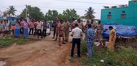 பிரச்னைக்குரிய இடத்தை அளந்த வருவாய்த் துறையினா்.