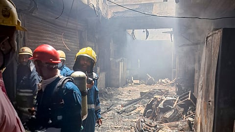 தீ விபத்துக்குள்ளான குல்ஸாா் ஹெளஸ் பகுதி சிறிய சந்து.