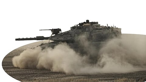 தெற்கு இஸ்ரேலில் காஸா எல்லையை நோக்கி வேகமாகச் சென்ற இஸ்ரேல் ராணுவ பீரங்கி.