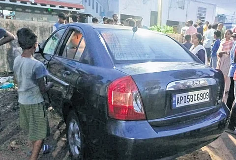 குழந்தைகள் சிக்கிய கார்.