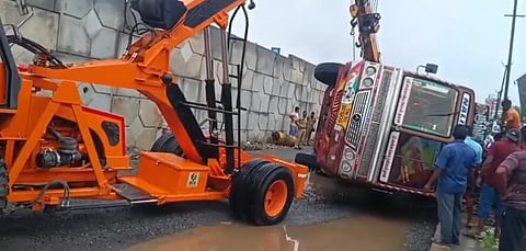 லாரி கவிழ்ந்து விபத்து.