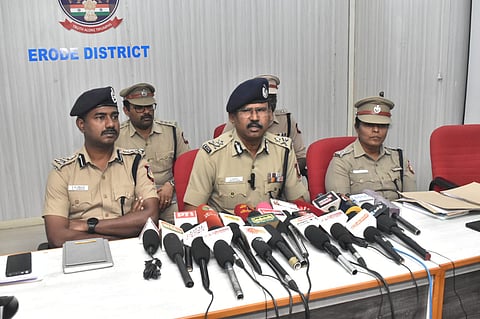 ஈரோடு மாவட்ட காவல் அலுவலகத்தில் செய்தியாளர்களுக்கு பேட்டி அளித்த மேற்கு மண்டல காவல்துறை தலைவர் செந்தில்குமார்.