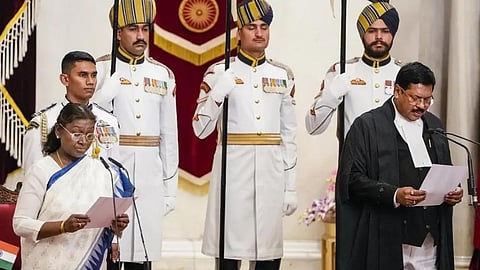 குடியரசுத் தலைவர் முர்மு முன்னிலையில் பதவியேற்றுக் கொண்ட நீதிபதி பி.ஆர். கவாய்.