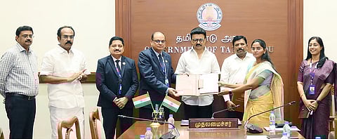 அரசு ஊழியா்களுக்கு ஆயுள் - விபத்துக் காப்பீடு: முதல்வா் முன்னிலையில் வங்கிகளுடன் ஒப்பந்தம்