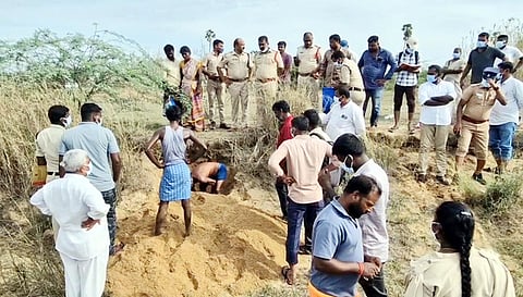 புதைக்கப்பட்ட இடத்தில் சிறுவனின் சடலத்தை தோண்டி எடுத்த தமிழ்நாடு மற்றும் ஆந்திர மாநில போலீஸாா்.