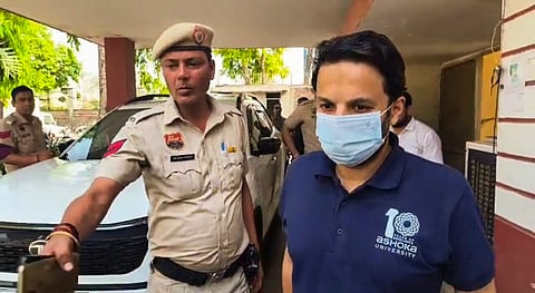 இணை பேராசிரியா் அலி கான் முகமது