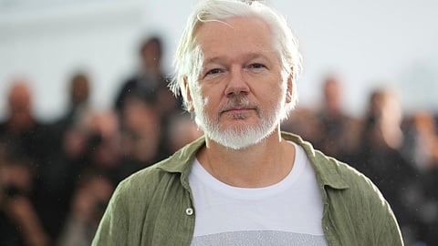 இஸ்ரேல் தாக்குதலில் கொல்லப்பட்ட 4,986 பாலஸ்தீன குழந்தைகளின் பெயர்கள் அச்சிடப்பட்ட சட்டையை ஜூலியன் அசாங்கே அணிந்து வந்துள்ளார்.