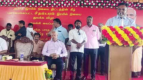 சிதம்பரத்தில் சீரமைக்கப்பட்ட புதிய ரயில் நிலைய திறப்பு விழாவில் பங்கேற்று பேசிய விசிக தலைவா் தொல்.திருமாவளவன் எம்.பி.