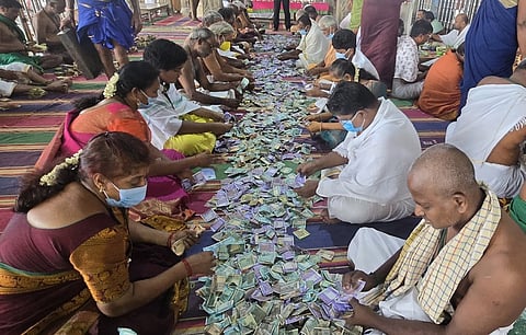 திருத்தணி முருகன் கோயில் உண்டியல் காணிக்கை எண்ணும் பணியில் பங்கேறறோா்,