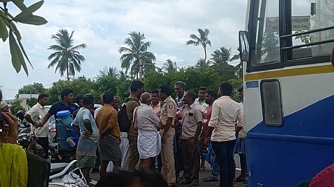 சம்பவ இடத்தில் போலீஸார் விசாரணை