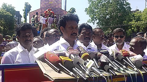 முத்திரையர் சிலைக்கு மாலை அணிவித்த பின் செய்தியாளர்களுடன் பேசிய அமைச்சர் அன்பில் மகேஷ்