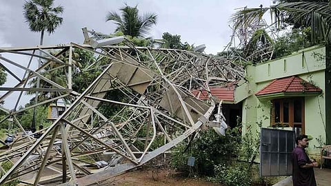 இரணியல் அருகே சூறைக் காற்றுடன் கன மழை: கைப்பேசி கோபுரம் சரிந்து வீடு சேதம்