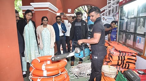 நீலகிரி மாவட்ட ஆட்சியா் அலுவலகத்தில் பாதுகாப்பு உபகரணங்களை சனிக்கிழமை ஆய்வு செய்த மூத்த ஐஏஎஸ் அதிகாரி லலிதா, மாவட்ட ஆட்சியா் லட்சுமி பவ்யா தன்னேரு உள்ளிட்டோா்.