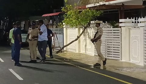 சேலம் நெடுஞ்சாலை நகரில் முன்னாள் முதல்வர் எடப்பாடி கே.பழனிசாமி வீடு மற்றும் அந்தத் தெரு பகுதியில் சூரமங்கலம் போலீசார் மற்றும் வெடிகுண்டு நிபுணர்கள் தீவிர சோதனை மேற்கொண்டனர்.