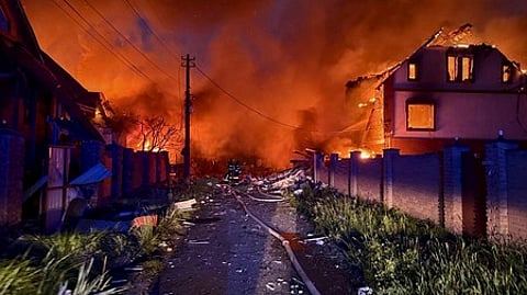 உக்ரைன் தலைநகா் கீவில் ரஷியா நடத்திய ட்ரோன் தாக்குதலால் பற்றியெரிந்த தீ.