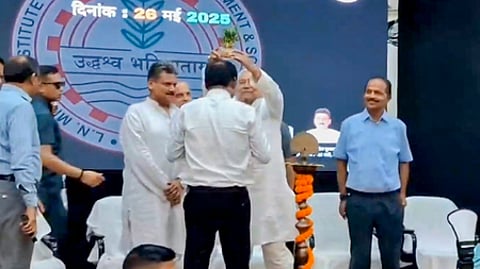 பிகாா் தலைநகா் பாட்னாவில் திங்கள்கிழமை நடைபெற்ற நிகழ்ச்சியில் நினைவுப் பரிசாக அளிக்கப்பட்ட சிறு பூந்தொட்டியை மாநில கூடுதல் தலைமைச் செயலா் எஸ்.சித்தாா்த் தலை மீது வைத்த முதல்வா் நிதீஷ்குமாா்.