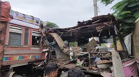 விபத்துக்குள்ளான அரசுப்பேருந்து-லாரி.