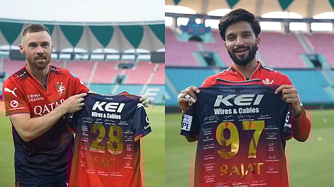 ரசிகர்களின் கையெழுத்துப் பதிந்த சீருடையுடன் பிலிப் சால்ட், ரஜத் படிதார்.