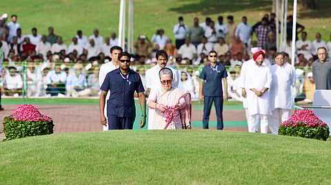 நேரு நினைவிடத்தில் சோனியா காந்தி