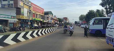 பேராவூரணி அரசு மருத்துவமனை அருகே வேகத்தடை அமைக்கக் கோரிக்கை