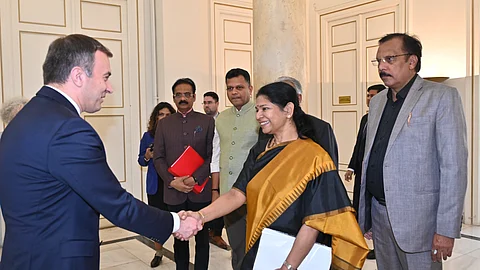 கிரீஸில் கனிமொழி எம்பி தலைமையிலான அனைத்துக் கட்சி குழுவினர்.