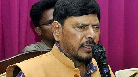 புதுச்சேரியில் செய்தியாளா்களுக்கு பேட்டியளித்த மத்திய இணை அமைச்சா் ராம்தாஸ் அதவாலே.