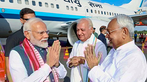 பாட்னா விமான நிலையத்தில் பிரதமா் மோடியை வரவேற்ற மாநில ஆளுநா் ஆரிஃப் முகமது கான், முதல்வா் நிதீஷ் குமாா்.