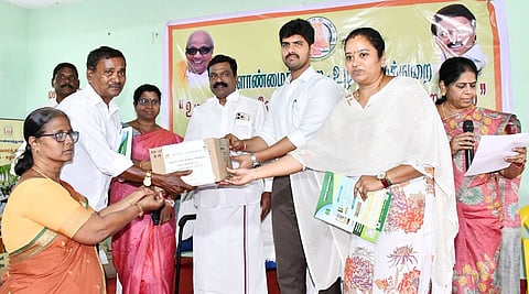 வெள்ளியூரில் உழவரைத் தேடி வேளாண்மை-உழவா் நலத்துறை திட்டத்தை தொடங்கி, நலத்திட்ட உதவிகளை வழங்கிய ஆட்சியா் மு.பிரதாப், உடன் எம்எல்ஏ ஆ. கிருஷ்ணசாமி உள்ளிட்டோா்.