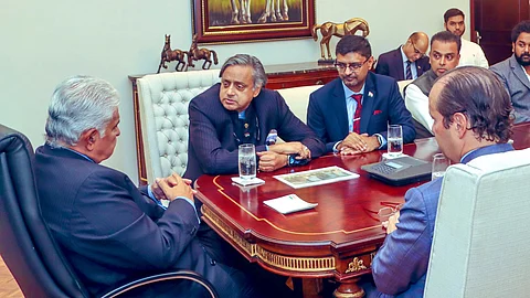 பனாமா அதிபருடன் சசி தரூர் தலைமையிலான அனைத்துக் கட்சிக் குழுவினர்.