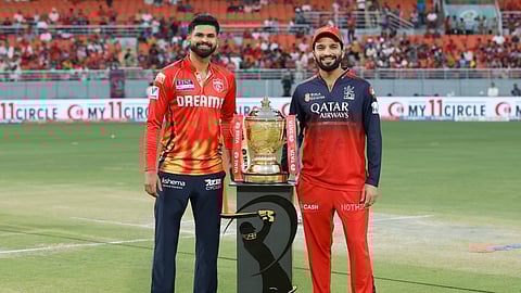 குவாலிஃபையர் 1: ஆர்சிபி பந்துவீச்சு; பிளேயிங் லெவனில் ஜோஸ் ஹேசில்வுட்!