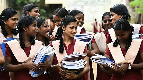 மாணவியர்.