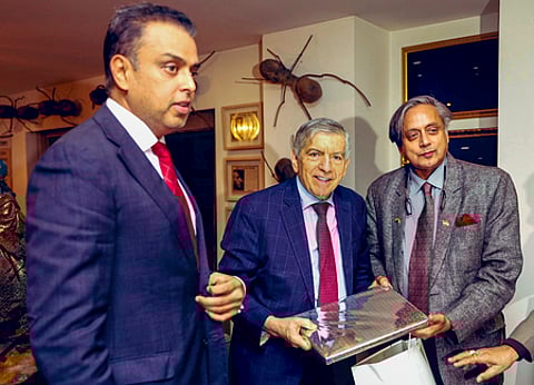 கொலம்பியா முன்னாள் அதிபரை சந்தித்த சசி தரூா் தலைமையிலான குழுவினா்..