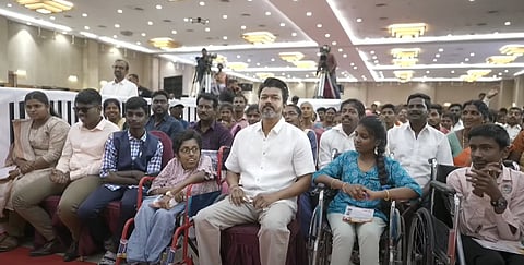 மாணவர்களுடன் புகைப்படம் எடுத்துக்கொண்ட விஜய்.