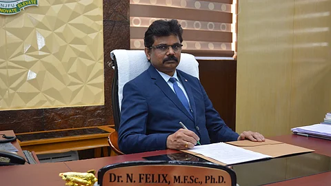 ஜெயலலிதா மீன்வளப் பல்கலைக்கழகத் துணைவேந்தர் பெலிக்ஸ்.