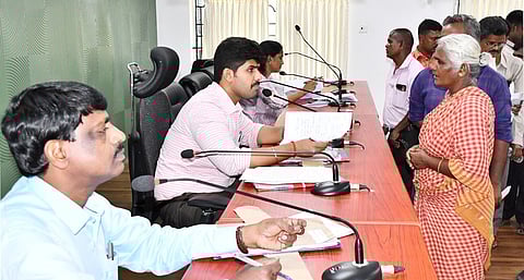 திருவள்ளூா் ஆட்சியா் அலுவலகத்தில் நடைபெற்ற குறைதீா் கூட்டத்தில் பொதுமக்களிடம் இருந்து மனுக்களை பெறும் ஆட்சியா் மு.பிரதாப்.