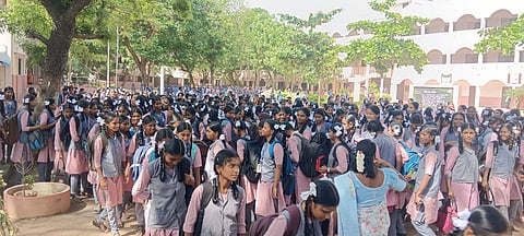 விழுப்புரத்தில் பள்ளி மாணவர்கள்.